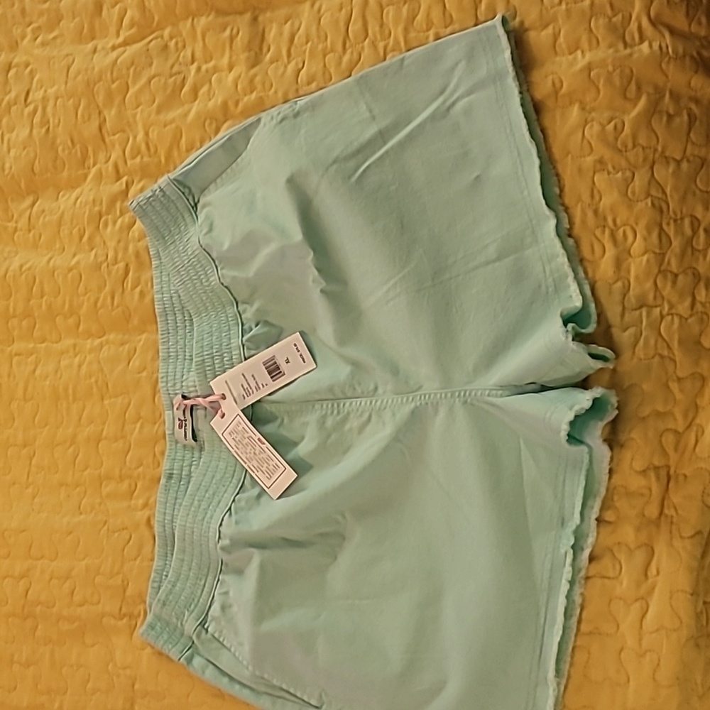 Vineyard vines pull-on everyday shorts.